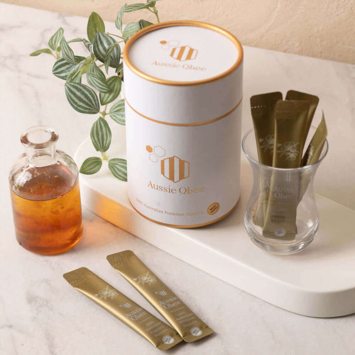 Manuka Honey MGO 1000+600 Premium Gift Package 720g with elegant packaging and honey sachets on a marble surface.