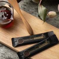 Manuka Honey MGO600+ satchets on a choppingboard